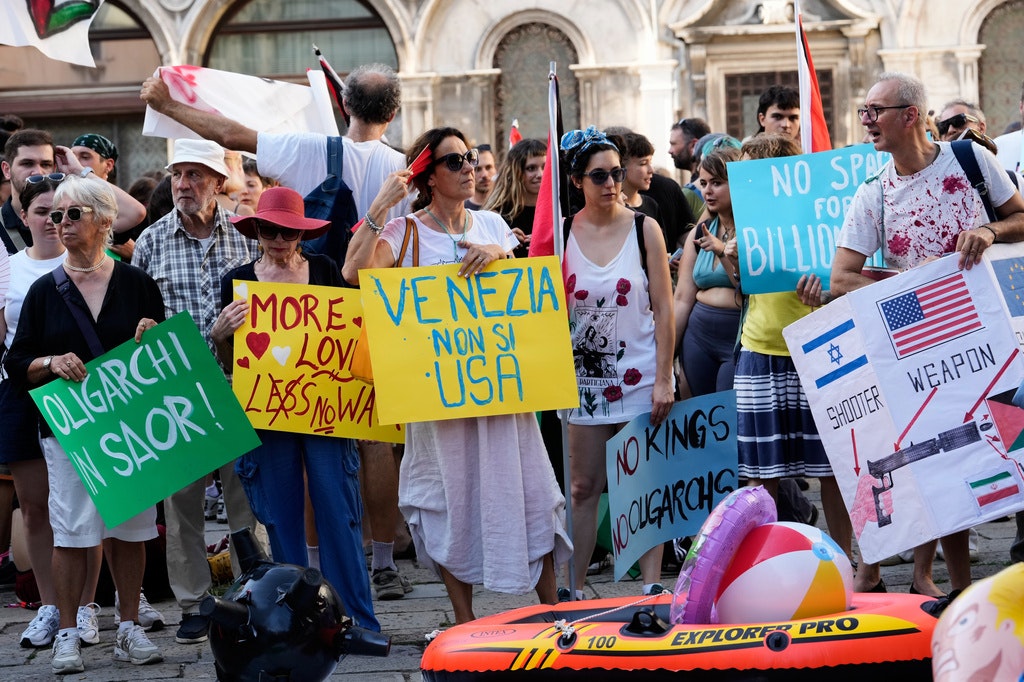 Iahtul ambasadorului SUA la Veneția, întâmpinat de protestatari cu mesaje anti-americane
