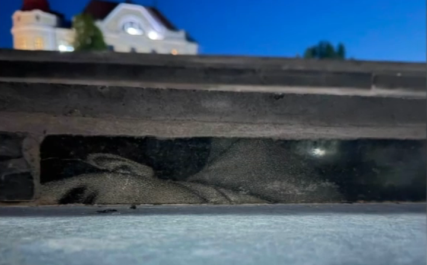 Scandal în Cernăuți: treptele Filarmonicii reparate cu plăci funerare