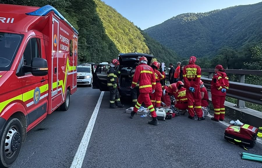Un bărbat a murit pe Valea Oltului după ce o stâncă s-a prăbușit peste mașina sa