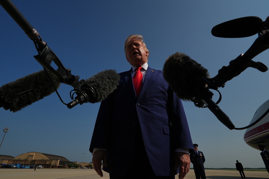 Trump: SUA vor bombarda un pod sau o centrală electrică iraniană pentru fiecare navă atacată în Strâmtoarea Ormuz
