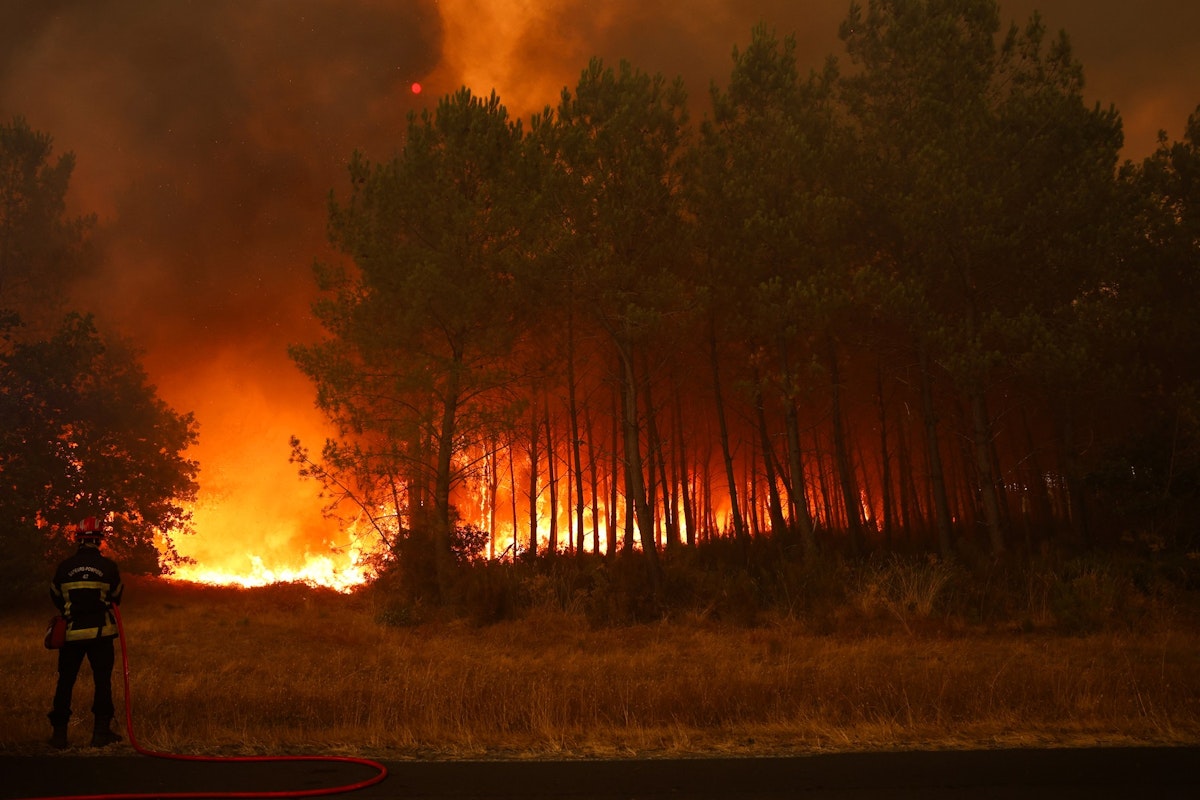 Incendiile fac ravagii în Europa; trei pompieri au murit în Franța și Italia