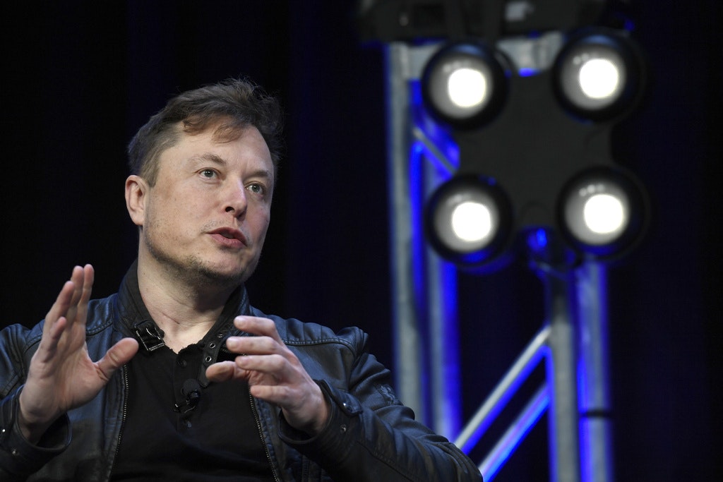 Acțiunile Tesla scad drastic într-o singură ședință, averea lui Elon Musk se reduce cu 18 miliarde dolari