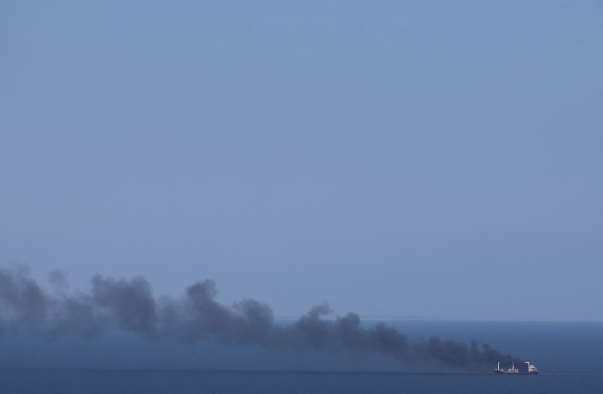 Doi marinari sunt căutați în Marea Neagră după ce nava lor a fost lovită de o dronă în portul Odesa