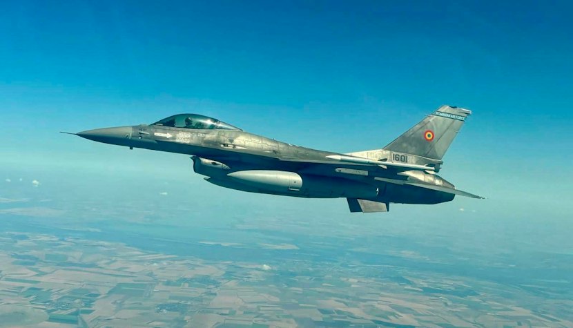 Avioane F-16, in timp ce doborau o drona Avioane F-16, in timp ce doborau o drona