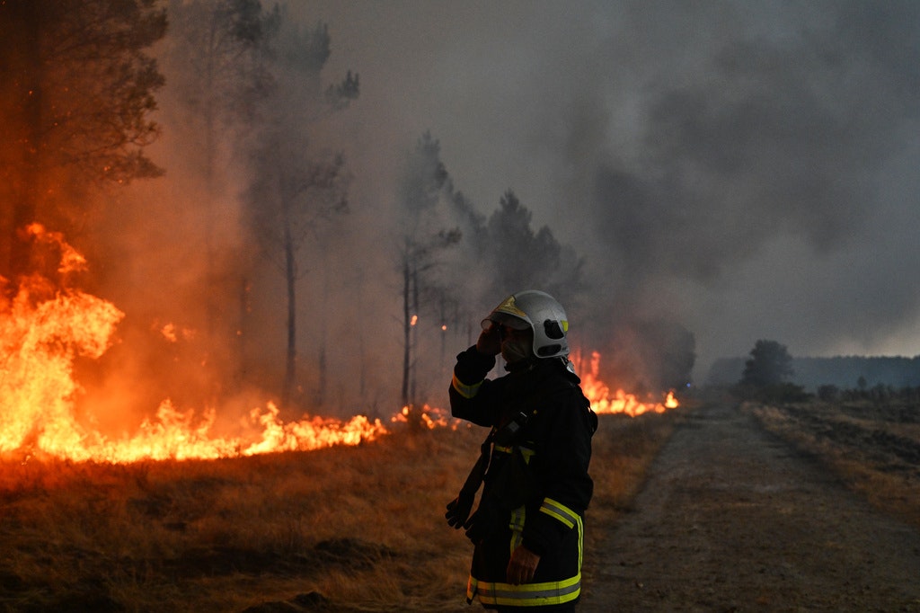 Incendiile de vegetație din Franța au evacuat 220.000 de oameni din regiunea Bordeaux