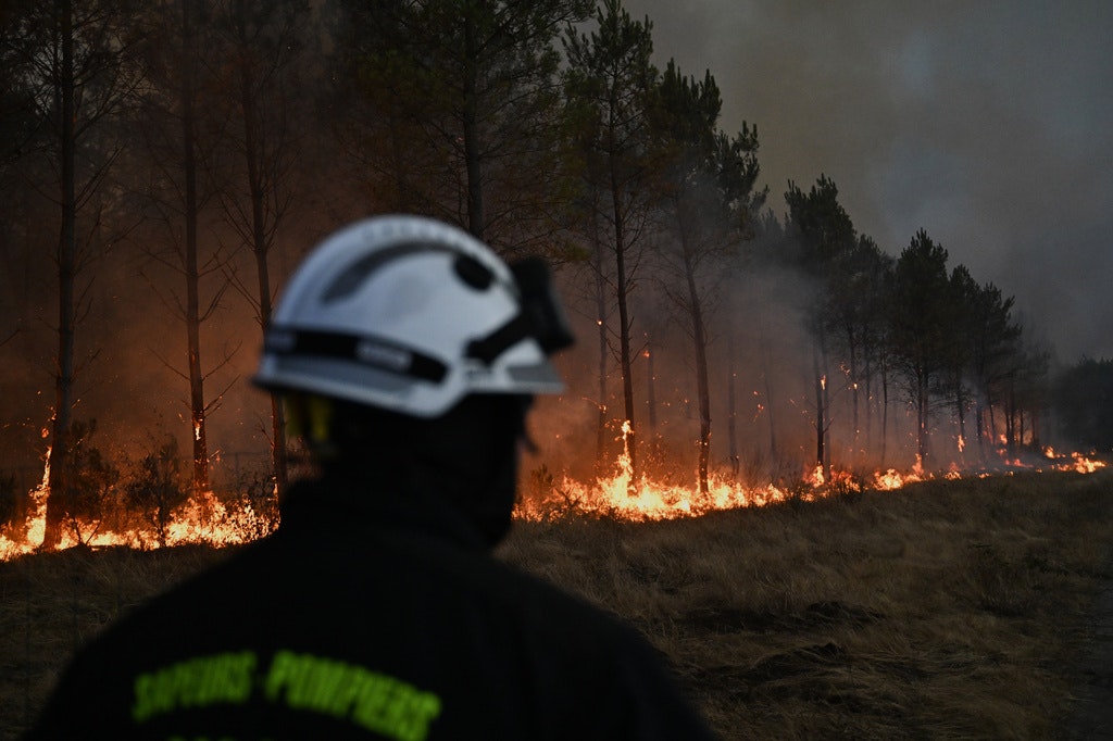 Peste 400 de rețineri în Franța în urma incendiilor de vegetație
