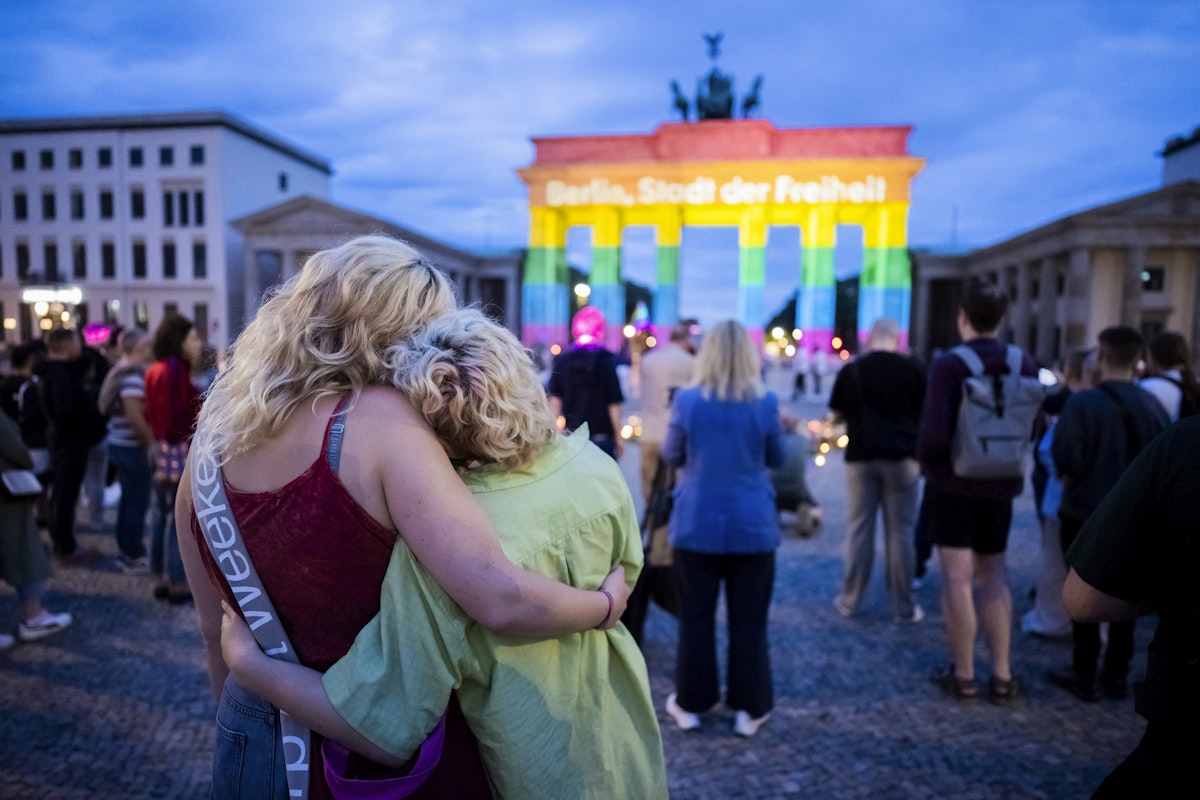 Polițiștii îl ucid pe suspectul atacului de la marșul Pride din Berlin, după ce a atacat cu cuțitul