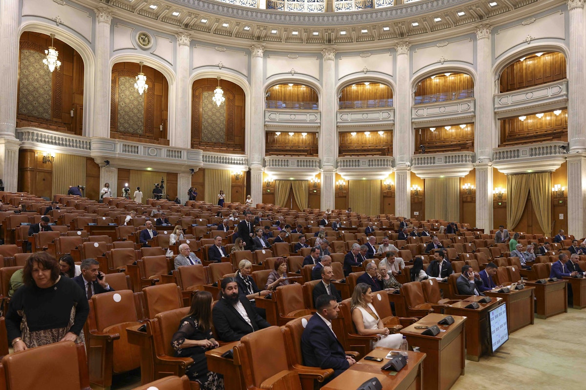O nouă lege permite Guvernului să avizeze tranzacțiile cu bunuri ale statului prin care se sting litigii. AUR spune că statul stinge litigiul cu Pfizer din banii românilor