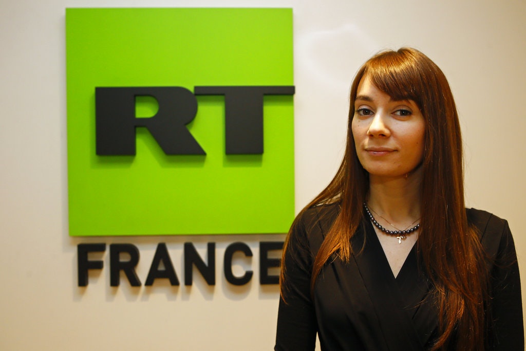 Franța expulzează o jurnalistă acuzată de propagandă pro-Kremlin