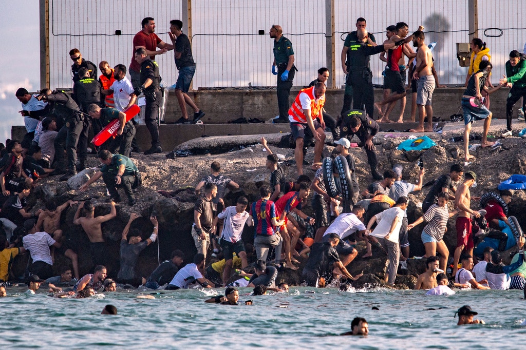 Maroc acuză Spania de violențe asupra migranților în Ceuta, Madridul se pregătește