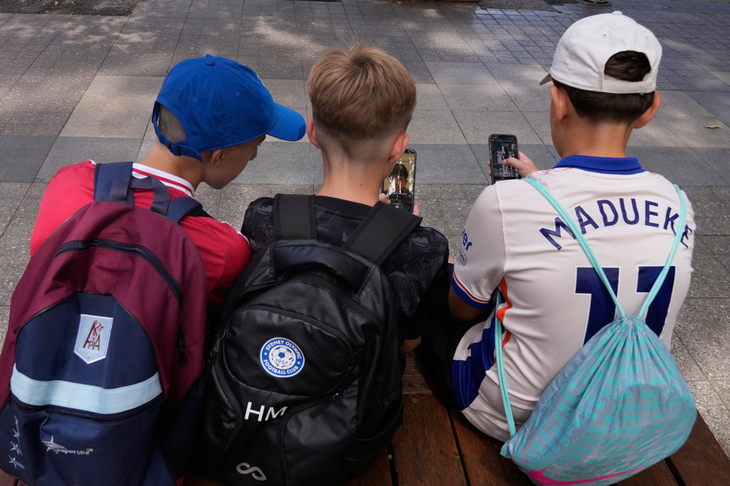 Copii australieni se uita pe retelele de socializare