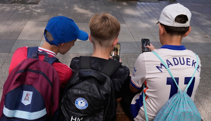 Copii australieni se uita pe retelele de socializare Copii australieni se uita pe retelele de socializare