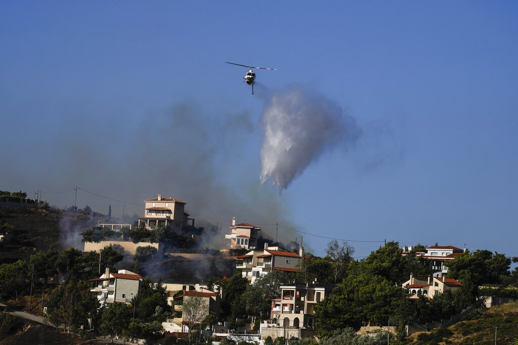 Incendiu de vegetație la vest de Atena; autoritățile emit alerte de evacuare