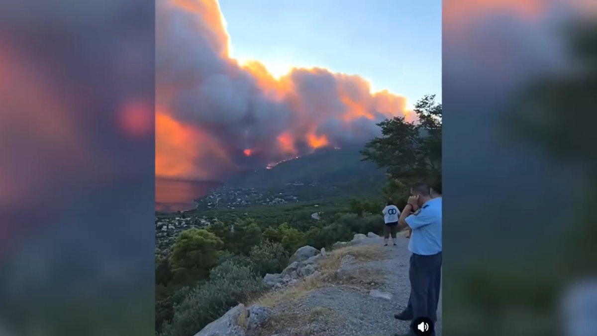 Incendii puternice în Grecia, evacuări pe mare și mobilizare de pompieri