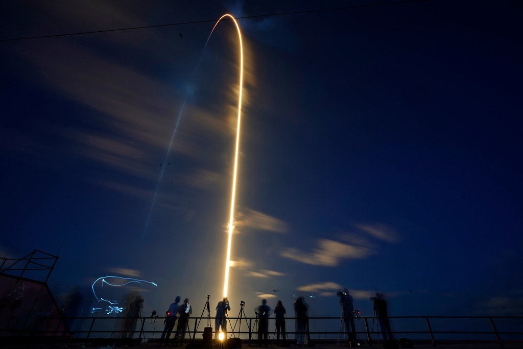 O rachetă SpaceX a lovit Luna, cu o încărcătură de trei tone de TNT