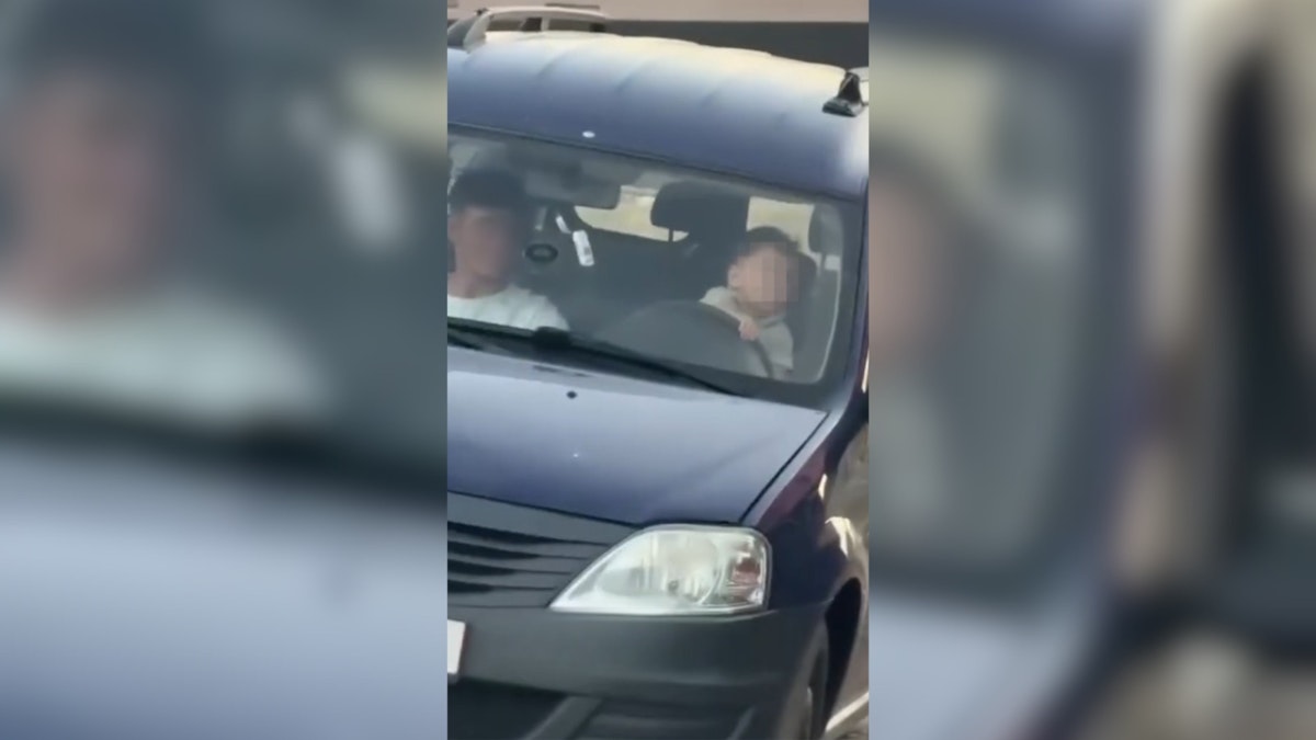 Copil de 11 luni filmat la volanul unei mașini în mers în Vrancea, poliția deschide dosar penal