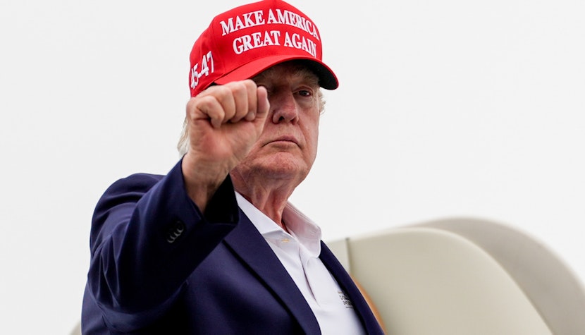 Donald Trump Donald Trump, cu o șapcă MAGA