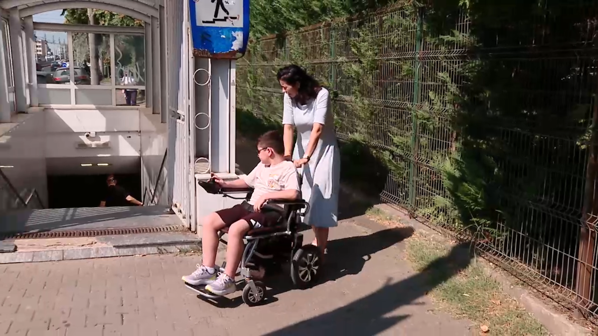 Stație de tramvai din București inaccesibilă pentru persoanele cu dizabilități