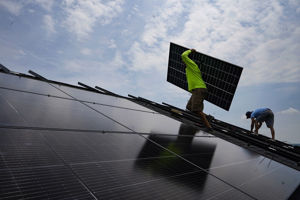 Programul pentru baterii de stocare a energiei fotovoltaice, criticat de prosumatori pentru prevederi neadecvate
