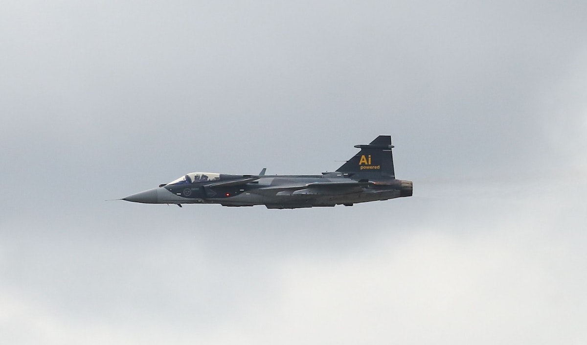 Un avion de vânătoare Gripen s-a prăbușit în Ungaria, pilotul s-a catapultat în siguranță