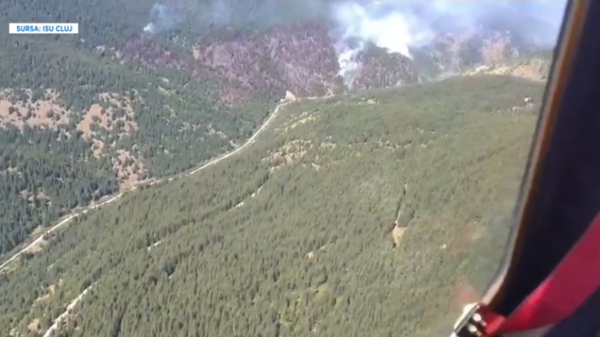 Incendiu greu de stins în pădurea Mărișel, Cluj, în desfășurare de trei zile