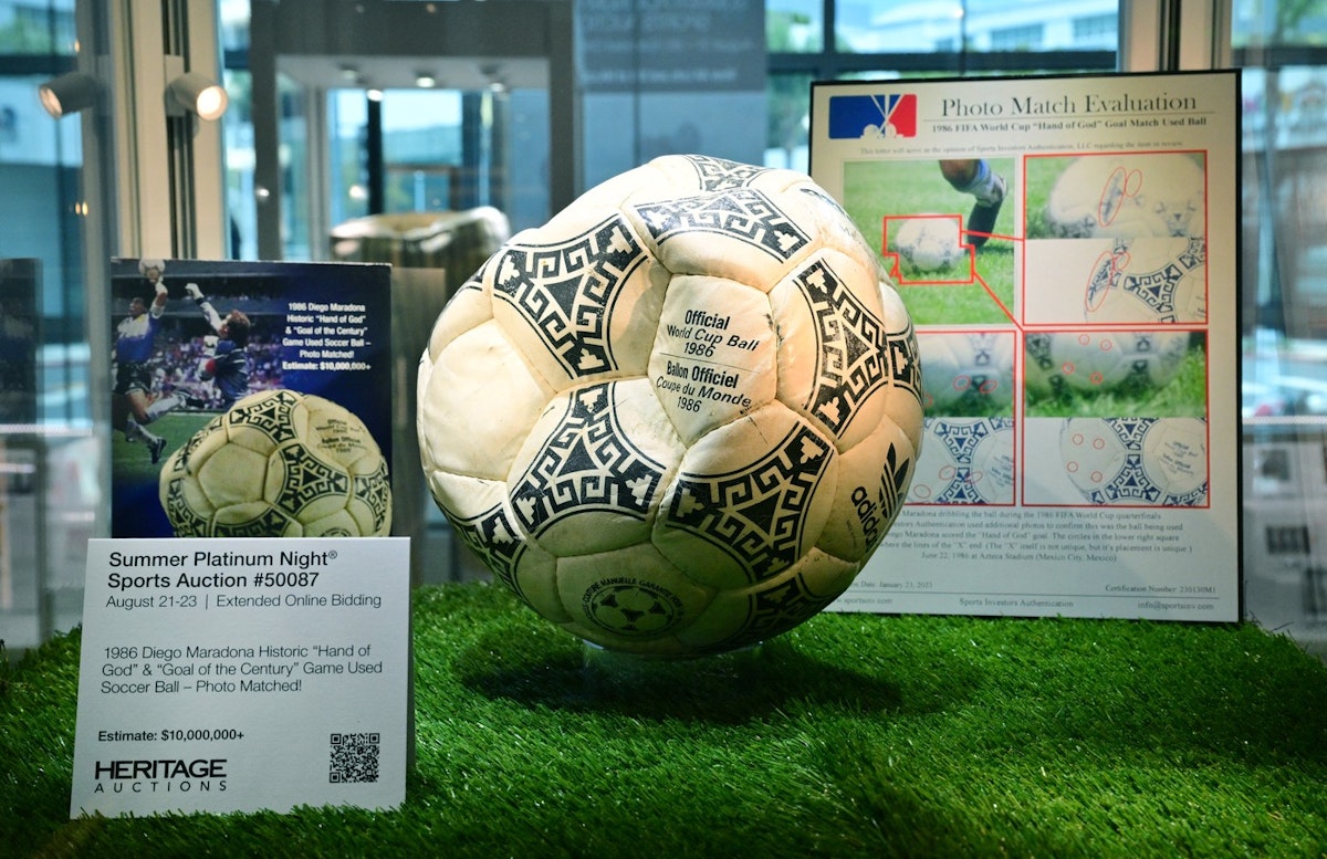 Mingea folosită la golul „Mâna lui Dumnezeu” al lui Maradona, vândută cu 3,35 milioane USD
