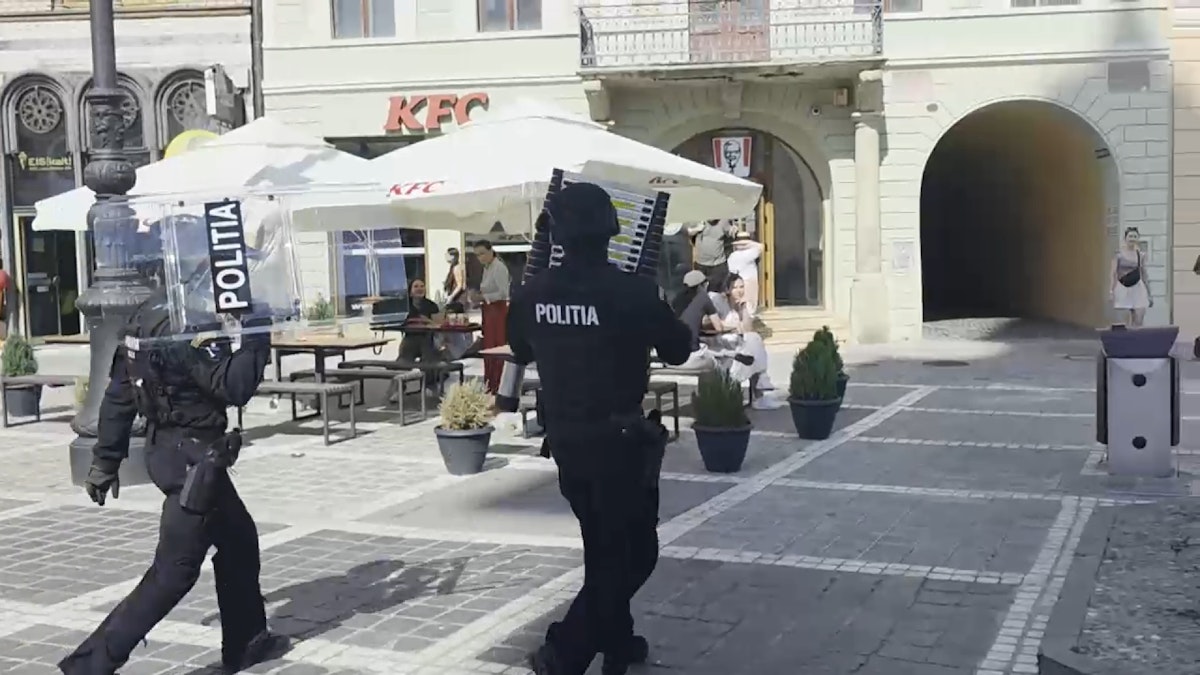 Șapte persoane reținute după scandal în care doi polițiști au fost bătuți la Brașov