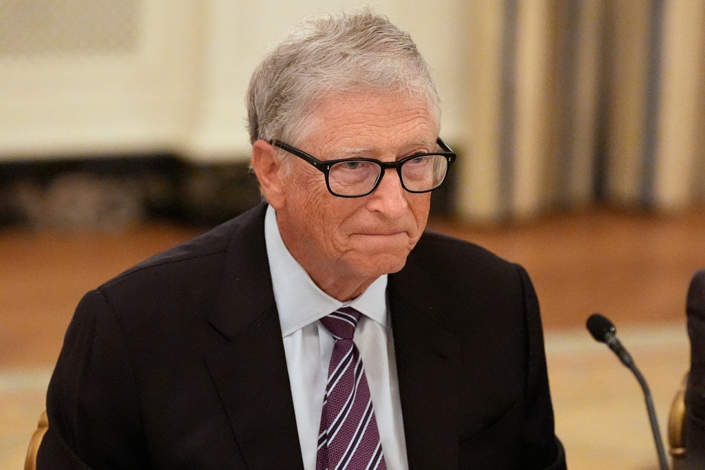 Bill Gates compară AI cu armele nucleare și cere reglementare strictă