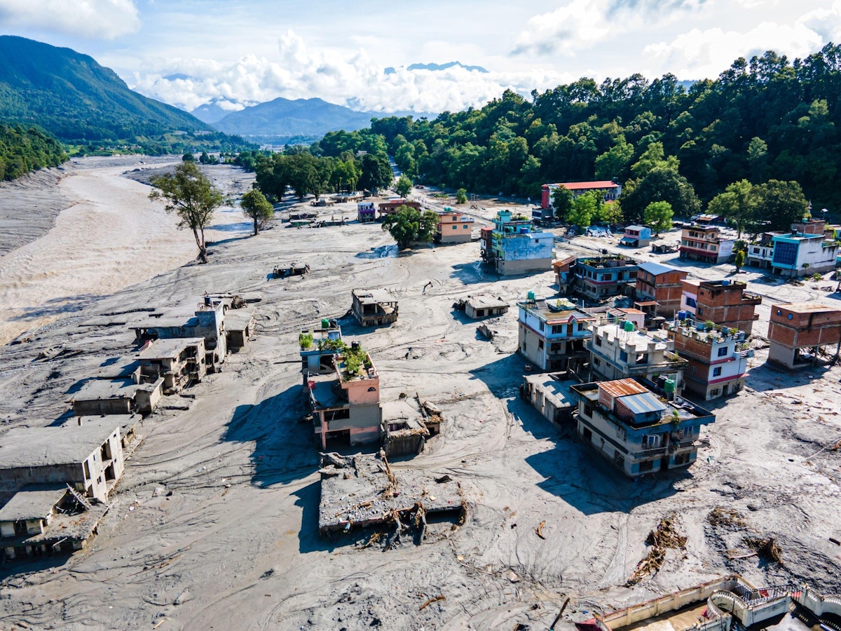 Peste 100 de muncitori, blocați în tunelul unei hidrocentrale după inundațiiile devastatoare din Nepal. China sistează căutările în Tibet