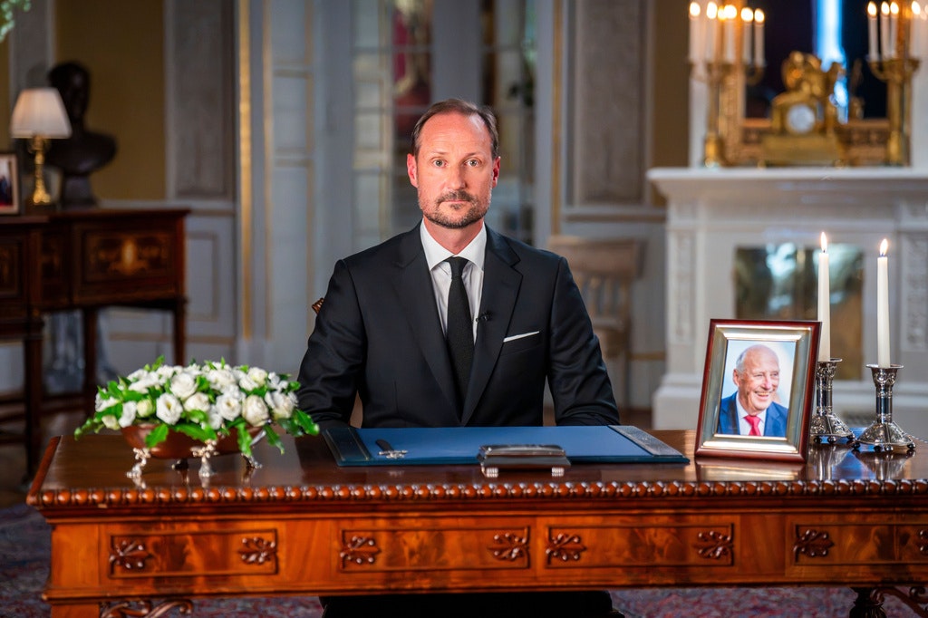 Regele Haakon al VIII-lea al Norvegiei ține un omagiu emoționant tatălui său