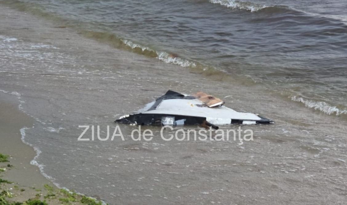 Alertă pe o plajă din Constanța: găsită o bucată din aripa unei drone