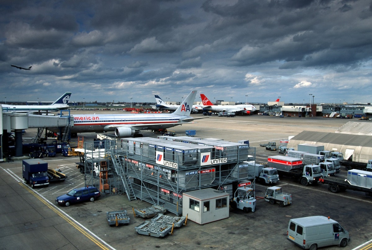 Probleme pe aeroportul Gatwick: Pista închisă după ce un avion s-a blocat din cauza unei defecțiuni