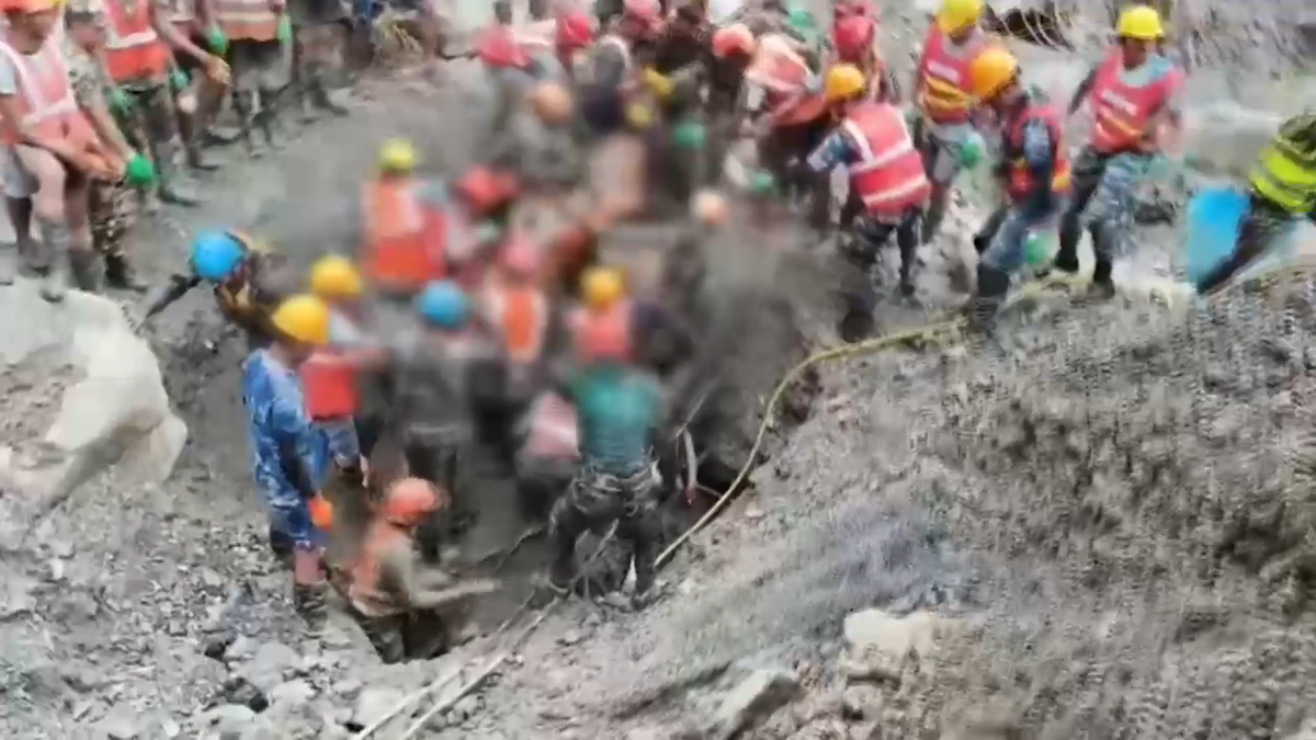 Doi muncitori salvați miraculos în Nepal după o săptămână în tunel îngropat