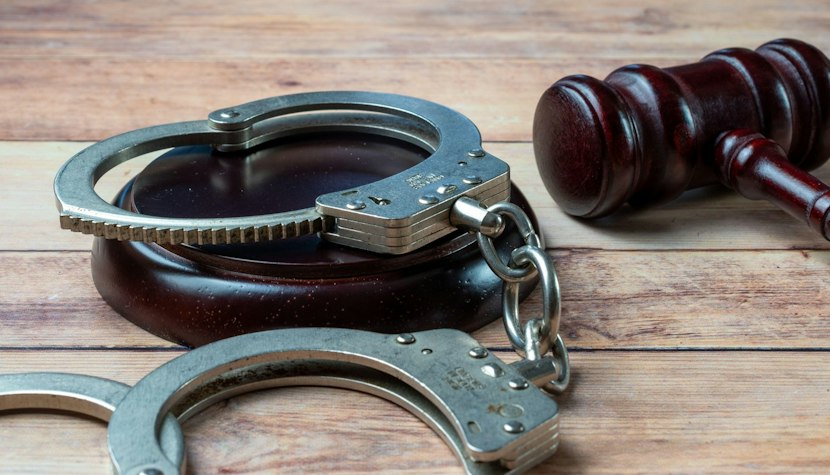 Cătușe Cătușe pe o masă