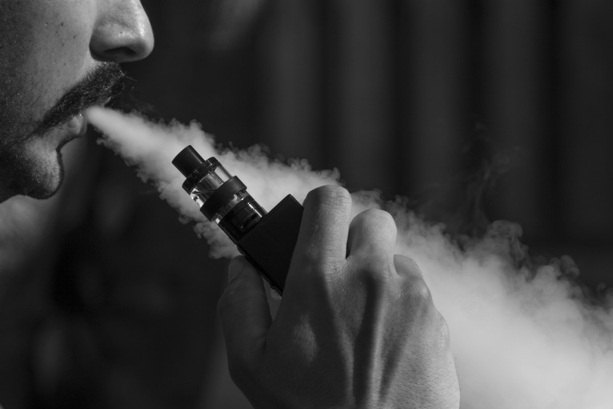 Peste jumătate dintre adolescenți au încercat țigările electronice. Un sfert au jucat la jocuri de noroc