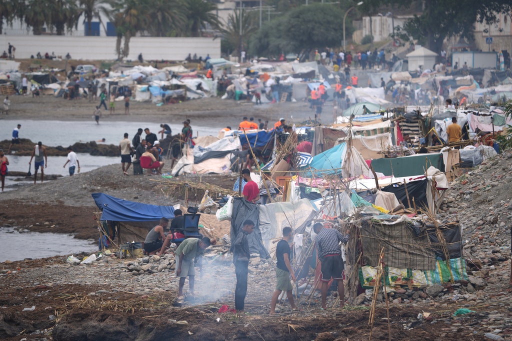 Mii de migranți s-au întors pe plajele din Ceuta, după ce noul centru de primire s-a umplut