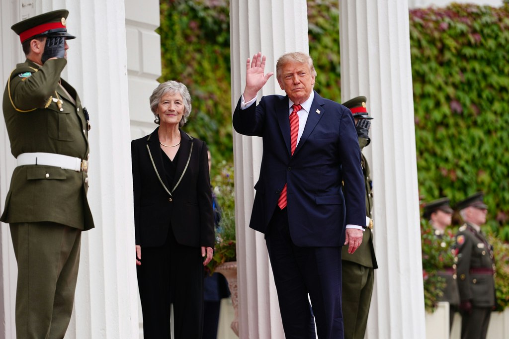 Donald Trump întâmpinat cu proteste în Irlanda, unde vizita sa este controversată