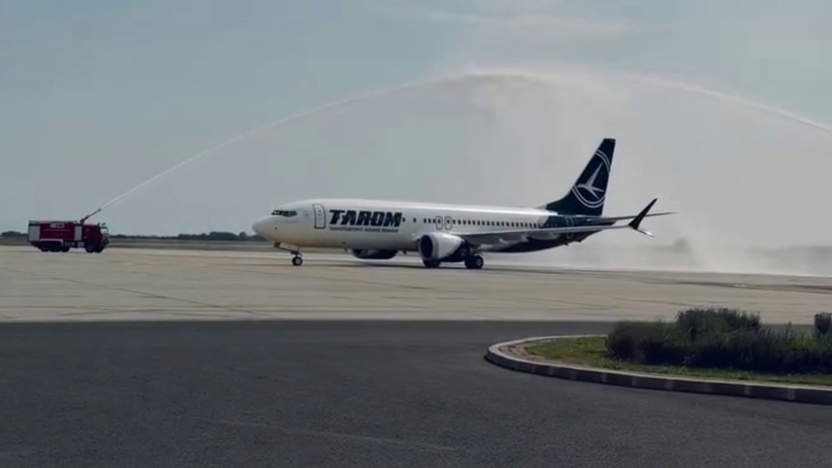 „Mircea Lucescu”, primul Boeing 737 MAX inclus de azi în flota TAROM. Alte trei aeronave de nouă generație vor fi livrate