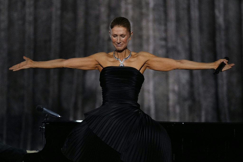 Céline Dion revine emoționant pe scenă la Paris după o pauză de șase ani