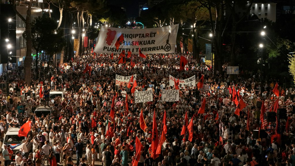 Proteste în Albania la a 105-a zi, față de proiectul imobiliar asociat cu Jared Kushner