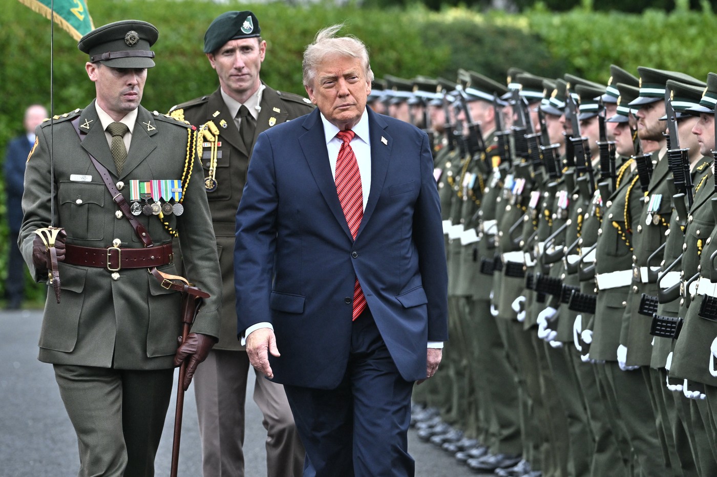 Donald Trump alaturi de oficiali din armata