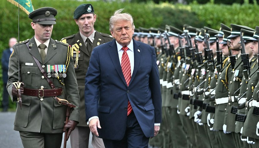 Donald Trump alaturi de oficiali din armata Donald Trump alaturi de oficiali din armata
