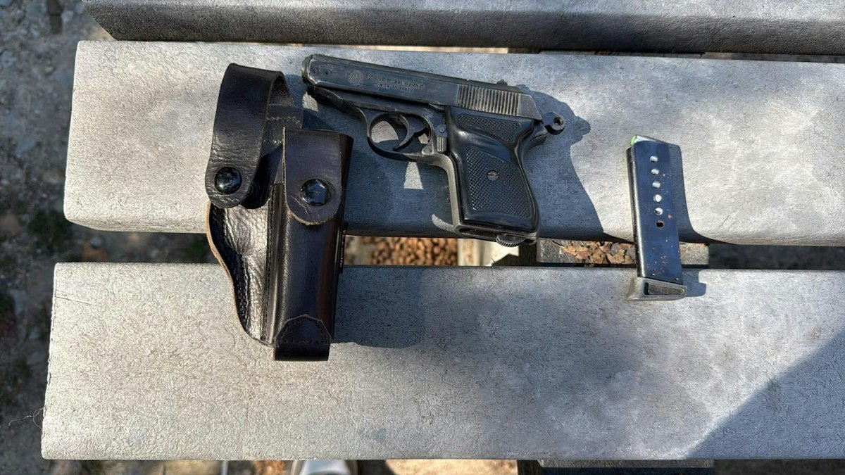 Protestatar din Piața Victoriei prins cu pistol și audiat în București