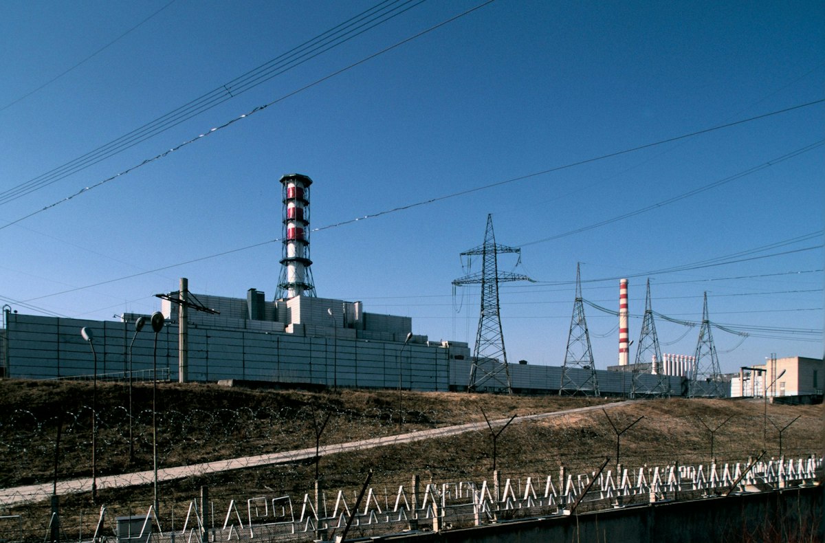 O dronă a lovit un turn de răcire al centralei nucleare de la Kursk. Militarii ruși continuă bombardamentele în Kiev și Harkov