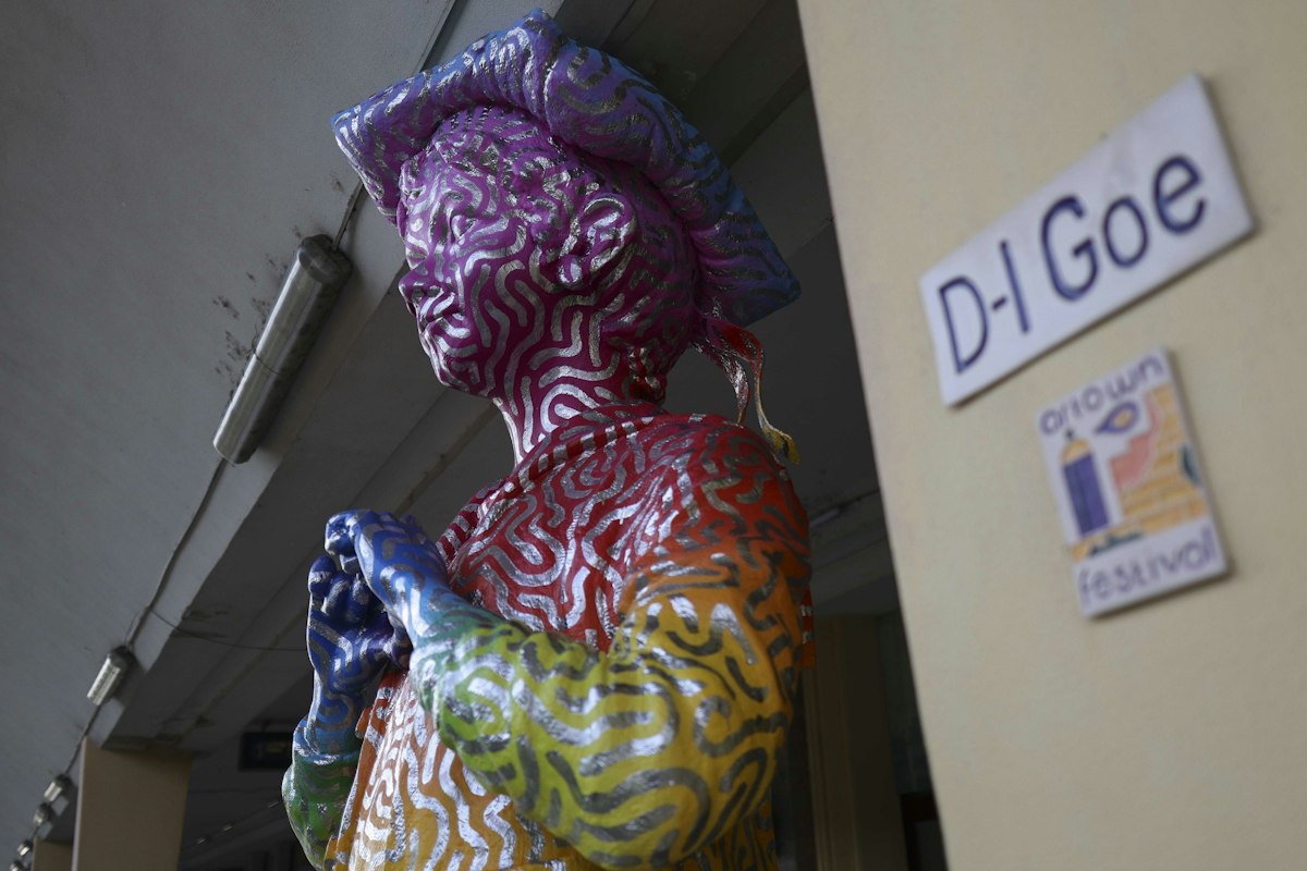 Controversa statuii Domnul Goe de la Ploiești, vopsită în culorile curcubeului. Deputat PNL: „E simbolistica LGBT” / „Să vă uitați pe cer, după ploaie”