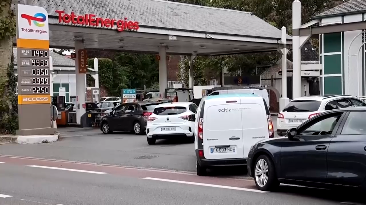 Prețurile carburanților scapă de sub control la nivel global, cu scumpiri de până la 80%