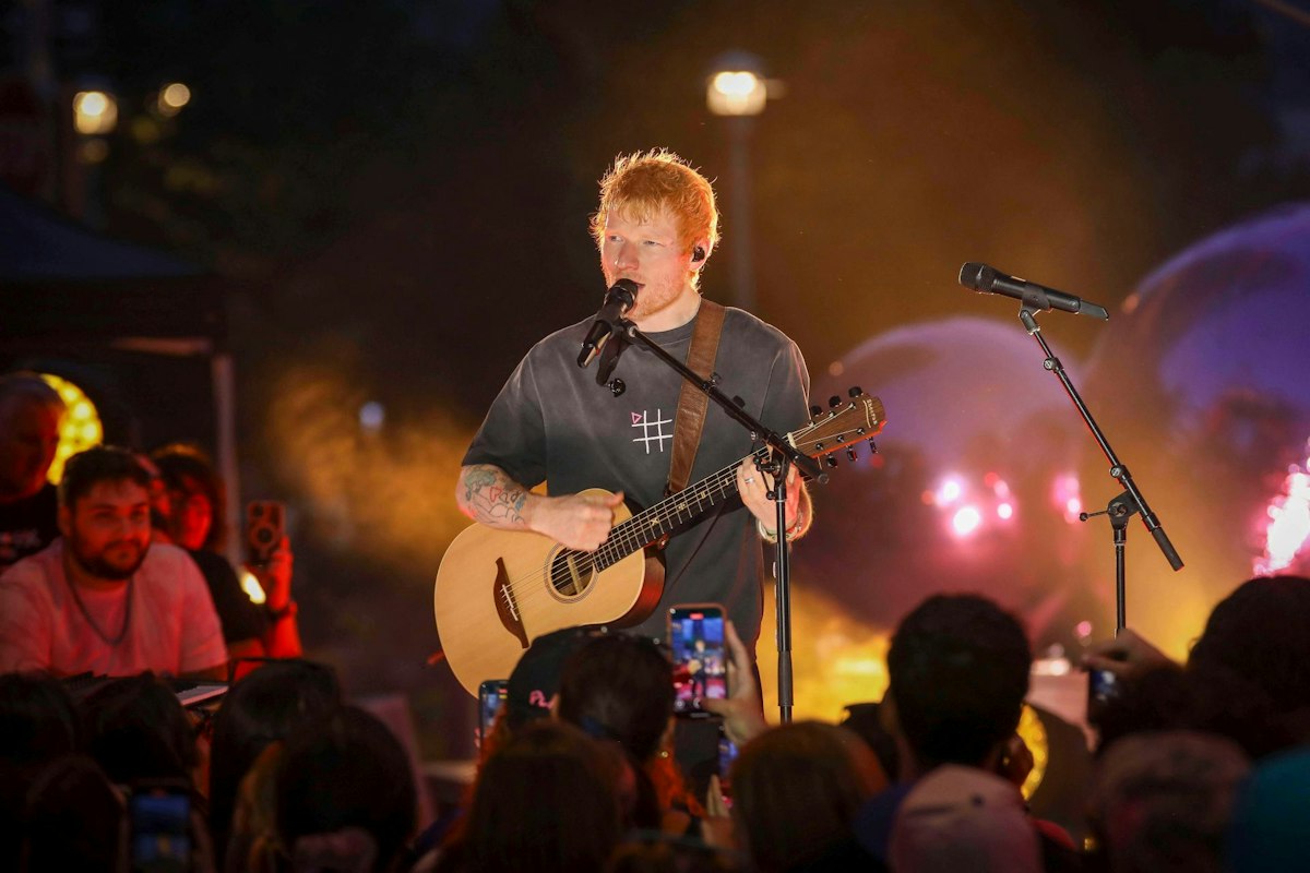 Ed Sheeran cere scuze fanilor după eliminarea lui Macklemore din turneu