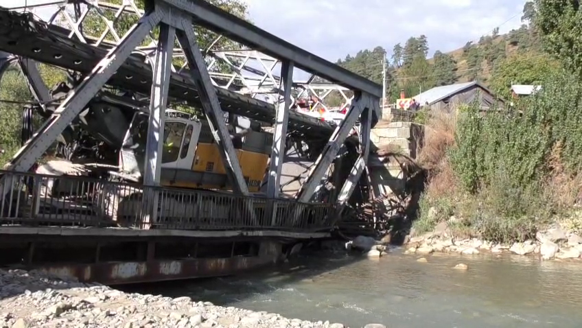 Pod de fier s-a prăbușit sub un camion în județul Bacău, traficul deviat