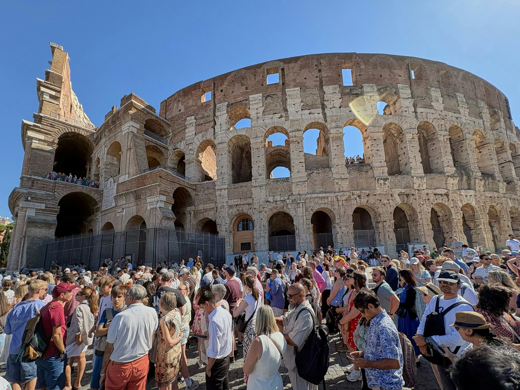 Colosseumul a fost închis temporar după moartea unui muncitor într-un accident