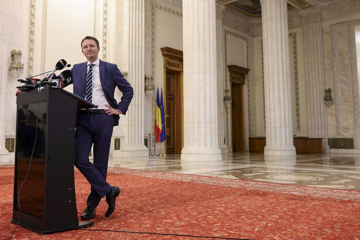 S&P ar putea menține ratingul României în cazul căderii guvernului Mureșan